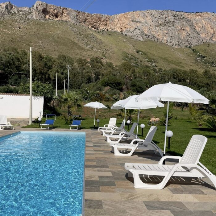 Swimming pool and solarium